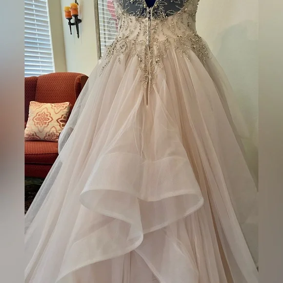 WEDDING DRESS - SOTTERO and  MIDGLEY - Size 8 - Picture 12 of 15